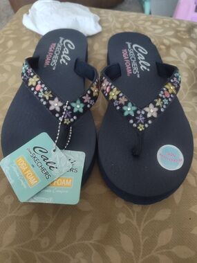 Skechers Black Floral Embellished Yoga Foam Flip Flops